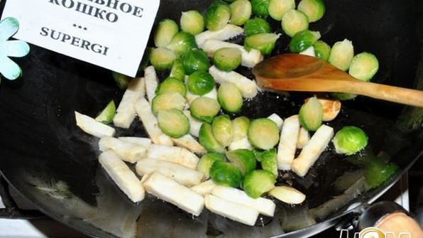 стейк с брюссельской капустой и сельдереем