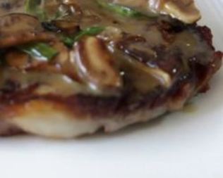 Стейк с грибным соусом