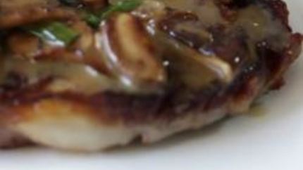 Стейк с грибным соусом