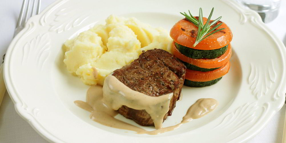 Рецепт стейка с перечным соусом, картофельным пюре и мильфеем из цукини и томатов