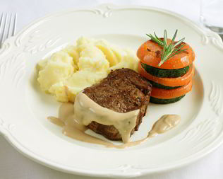 Стейк с перечным соусом, картофельным пюре и мильфеем из цукини и томатов