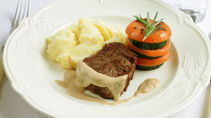 Стейк с перечным соусом, картофельным пюре и мильфеем из цукини и томатов