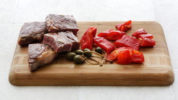 стейк с перцем и каперсами