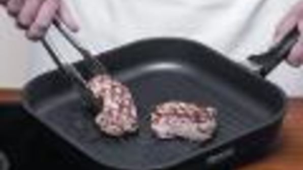 стейк с соусом и печеным картофелем