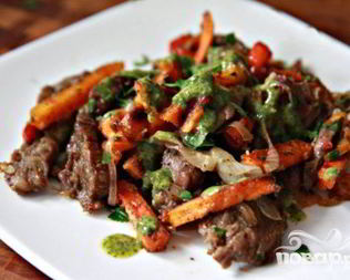 Стейк со сладким картофелем и соусом из петрушки