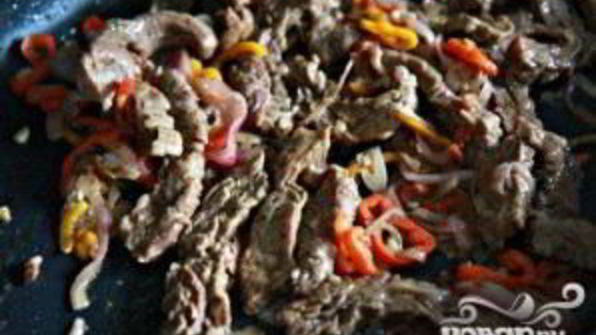 стейк со сладким картофелем и соусом из петрушки