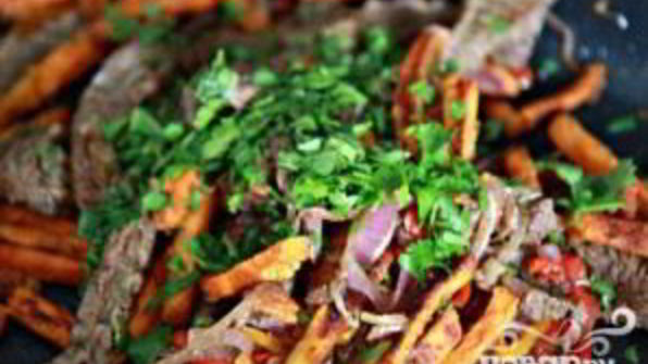 стейк со сладким картофелем и соусом из петрушки