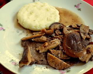 Стейк в соусе из грибов шиитаке