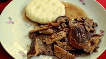 Стейк в соусе из грибов шиитаке