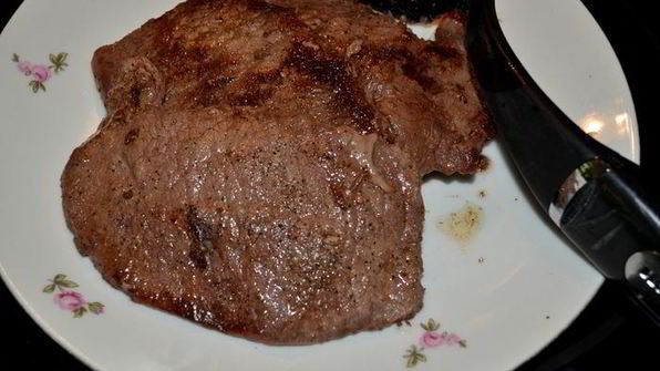 стейк в соусе из грибов шиитаке