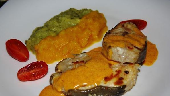 стейки-гриль из зубатки под сливочным соусом