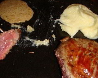 Стейки из говядины с перечным соусом и картофельным пюре