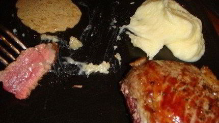 Стейки из говядины с перечным соусом и картофельным пюре