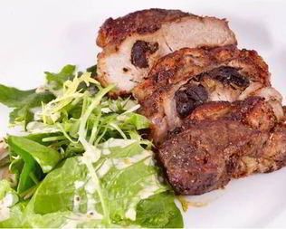 Свиной стейк со сливовой начинкой