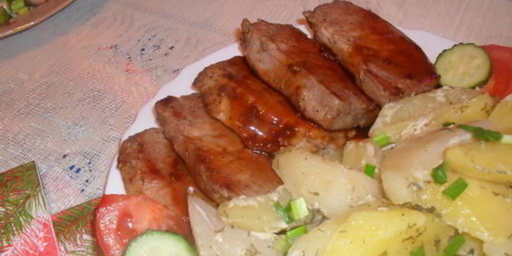 Рецепт свиных стейков под соусом с запеченым картофелем