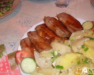 Свиные стейки под соусом с запеченым картофелем