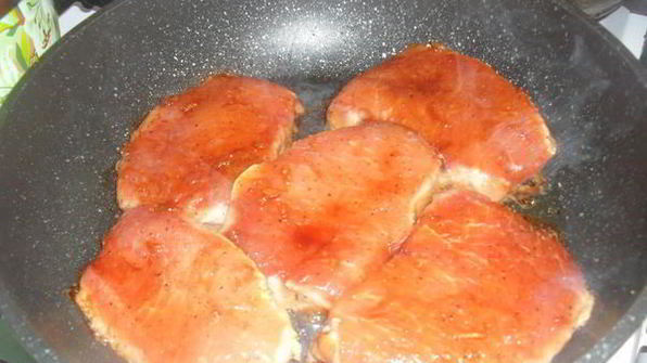 свиные стейки под соусом с запеченым картофелем