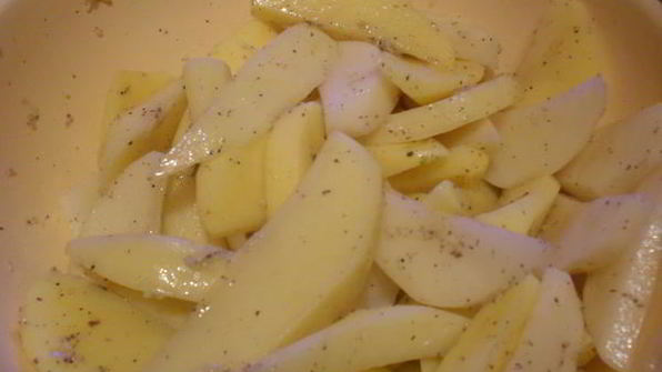 свиные стейки под соусом с запеченым картофелем