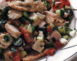 Тунисский фатуш со стейком из тунца