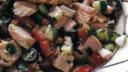 Тунисский фатуш со стейком из тунца