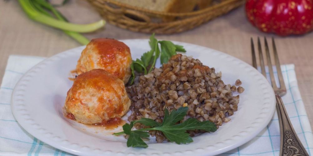 Рецепт диетических тефтелей из куриного фарша в духовке с подливкой