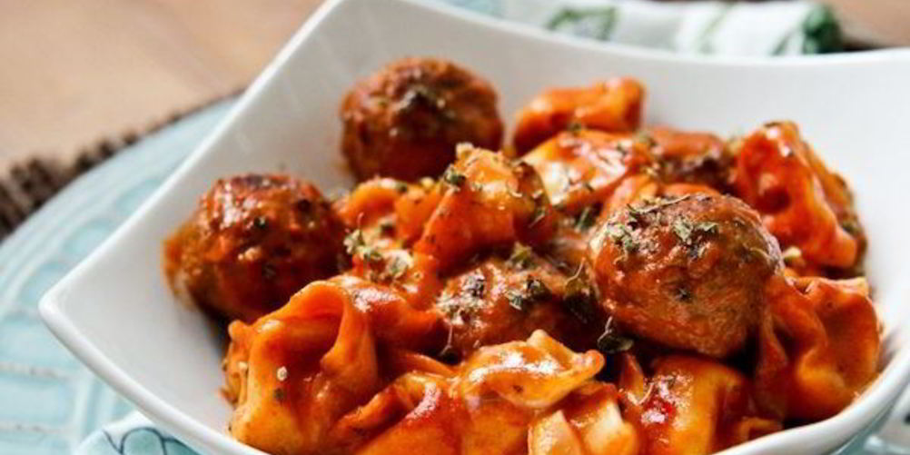 Рецепт куриных тефтелей в томатном соусе