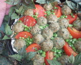 Печеные овощи с мясными тефтелями