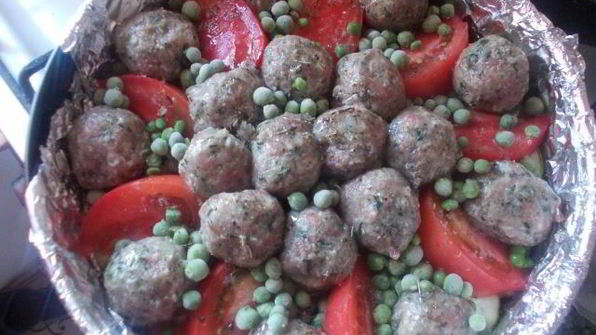 печеные овощи с мясными тефтелями