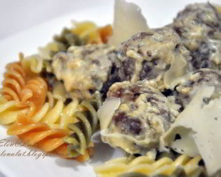 Шведские тефтельки в сливочном соусе с грибами