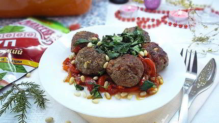 Тефтели из баранины с томатным соусом и кедровыми орешками