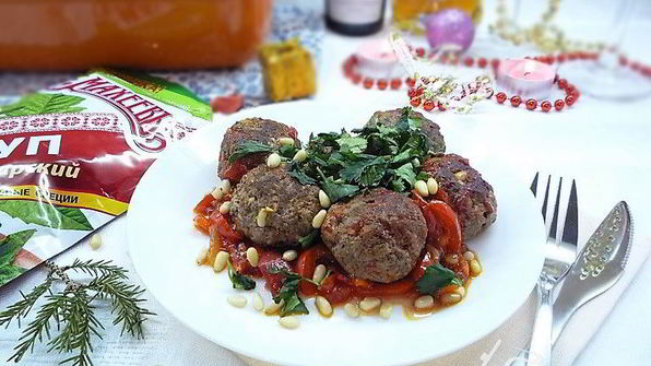 тефтели из баранины с томатным соусом и кедровыми орешками