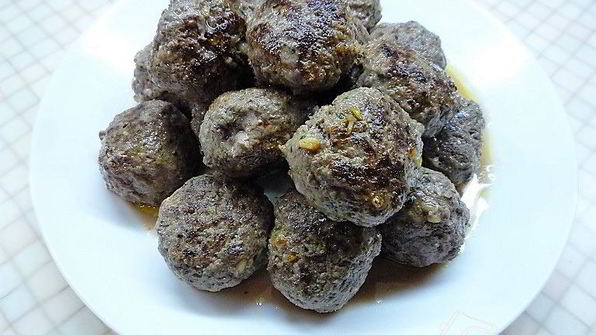 тефтели из баранины с томатным соусом и кедровыми орешками