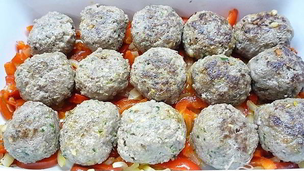 тефтели из баранины с томатным соусом и кедровыми орешками