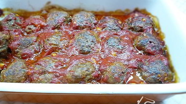 тефтели из баранины с томатным соусом и кедровыми орешками