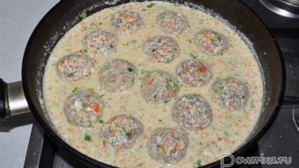 тефтели из фарша с овощами в сметане