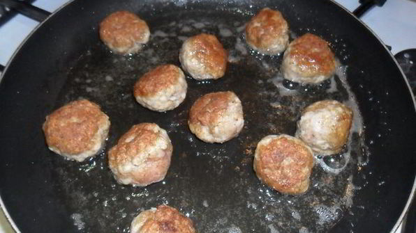 тефтели по-домашнему с шалфеем в томатном соусе