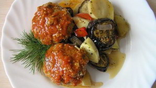 тефтели по-гречески с запеченными овощами