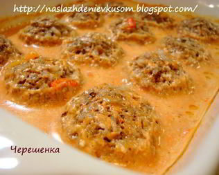 Тефтели с грибами, запеченные в духовке в томатно-сметанном соусе