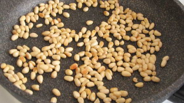 тефтели с кедровыми орешками в сливочном соусе