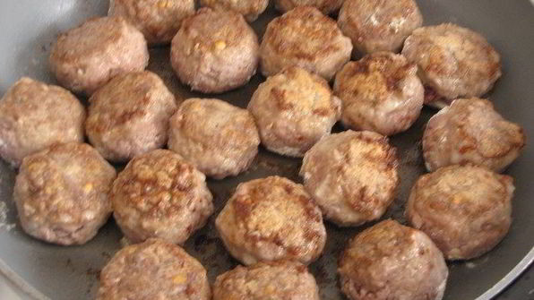 тефтели с кедровыми орешками в сливочном соусе