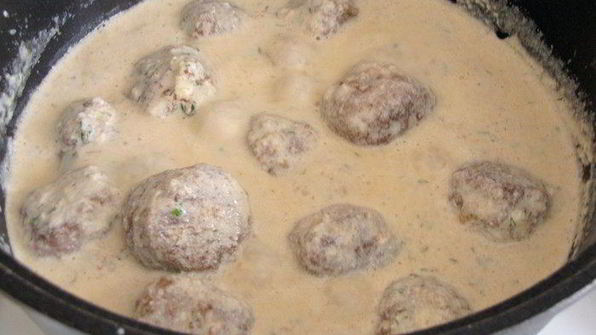 тефтели с кедровыми орешками в сливочном соусе