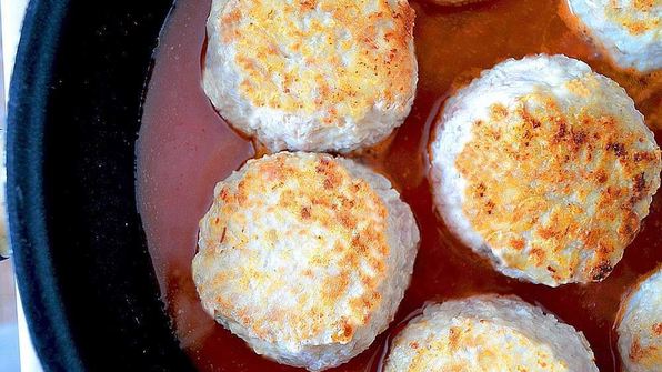 тефтели с подливкой на сковороде