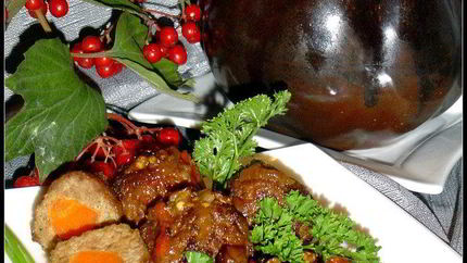 Тефтели с сюрпризом, запеченные с баклажанами и грибами