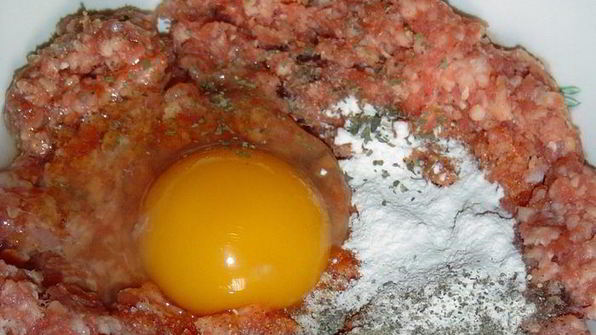 тефтели с сюрпризом, запеченные с баклажанами и грибами