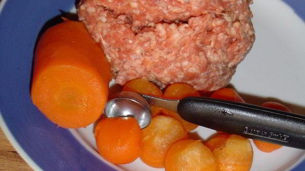 тефтели с сюрпризом, запеченные с баклажанами и грибами