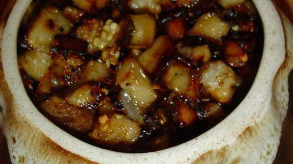 тефтели с сюрпризом, запеченные с баклажанами и грибами