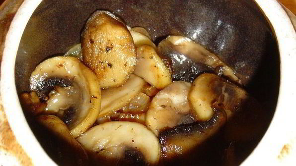 тефтели с сюрпризом, запеченные с баклажанами и грибами