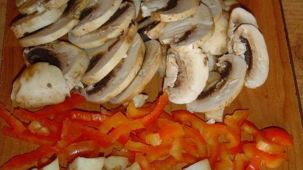 тефтели с сюрпризом, запеченные с баклажанами и грибами