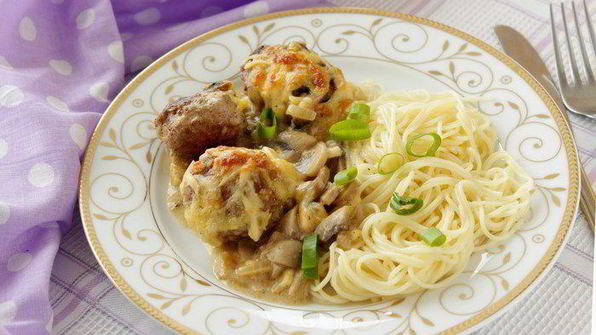 тефтели в грибном соусе под сыром