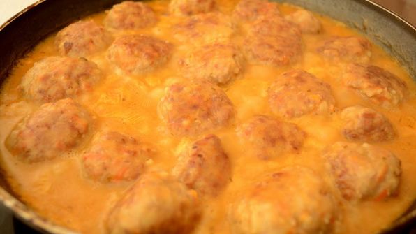 тефтели в сметанно томатном соусе на сковороде